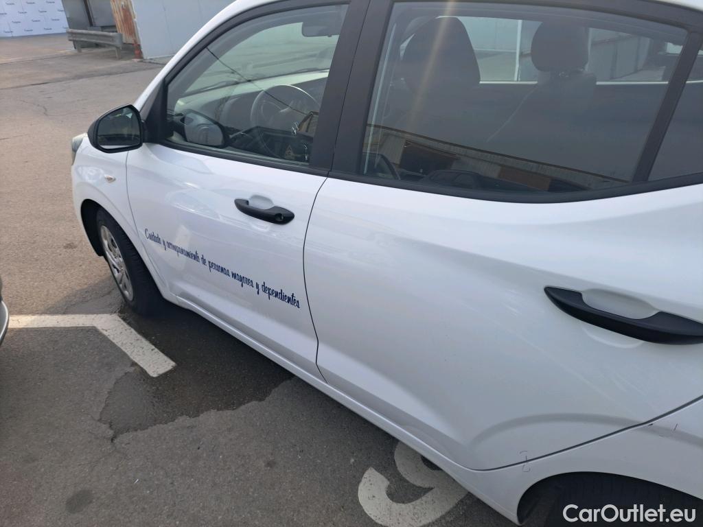  Hyundai  i10 HYUNDAI  / 2020 / 5P / berlina con portón 1.0 Essence #3