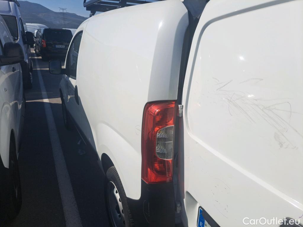  Fiat  Fiorino FIAT  / 2016 / 3P / furgón derivado de turismo Cargo Base 1.4 Natural Power 51kW (70CV) #20