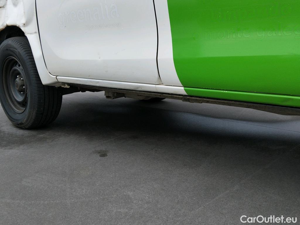 Toyota  Hilux TOYOTA  / 2020 / 4P / pickup 2.4 D-4D Cabina Doble GX #27