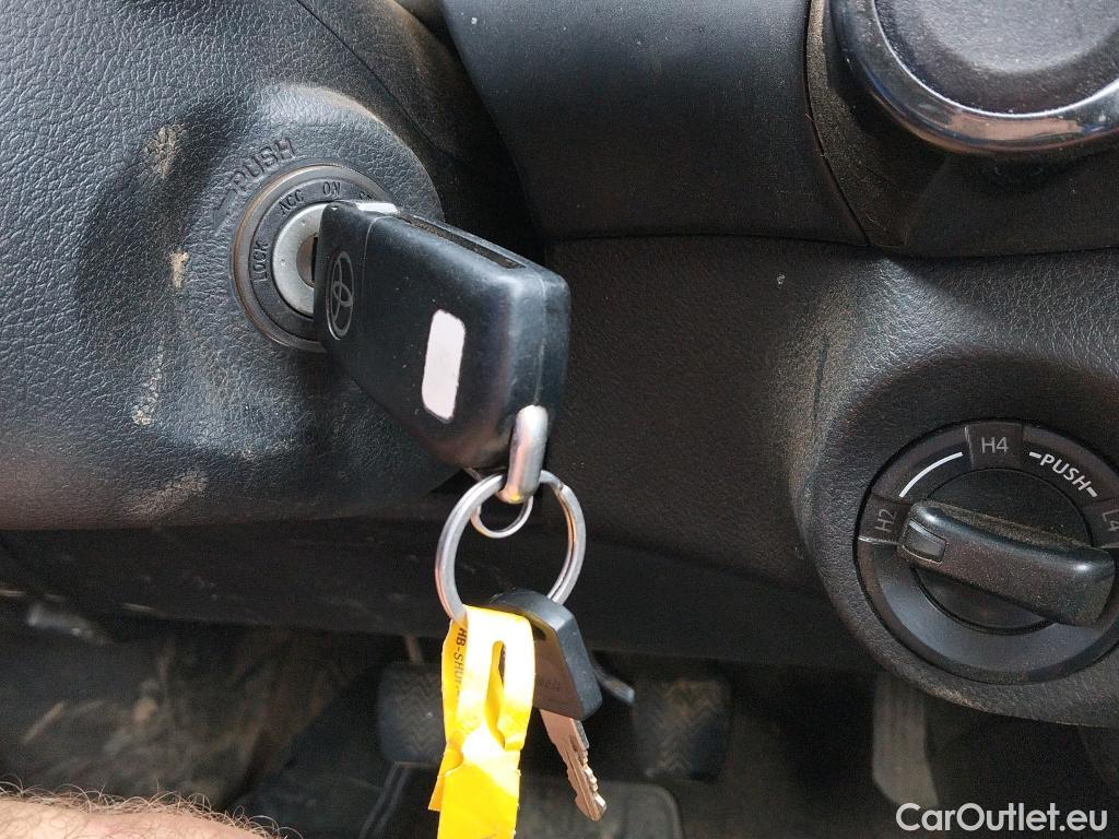  Toyota  Hilux TOYOTA  / 2020 / 4P / pickup 2.4 D-4D Cabina Doble GX #9