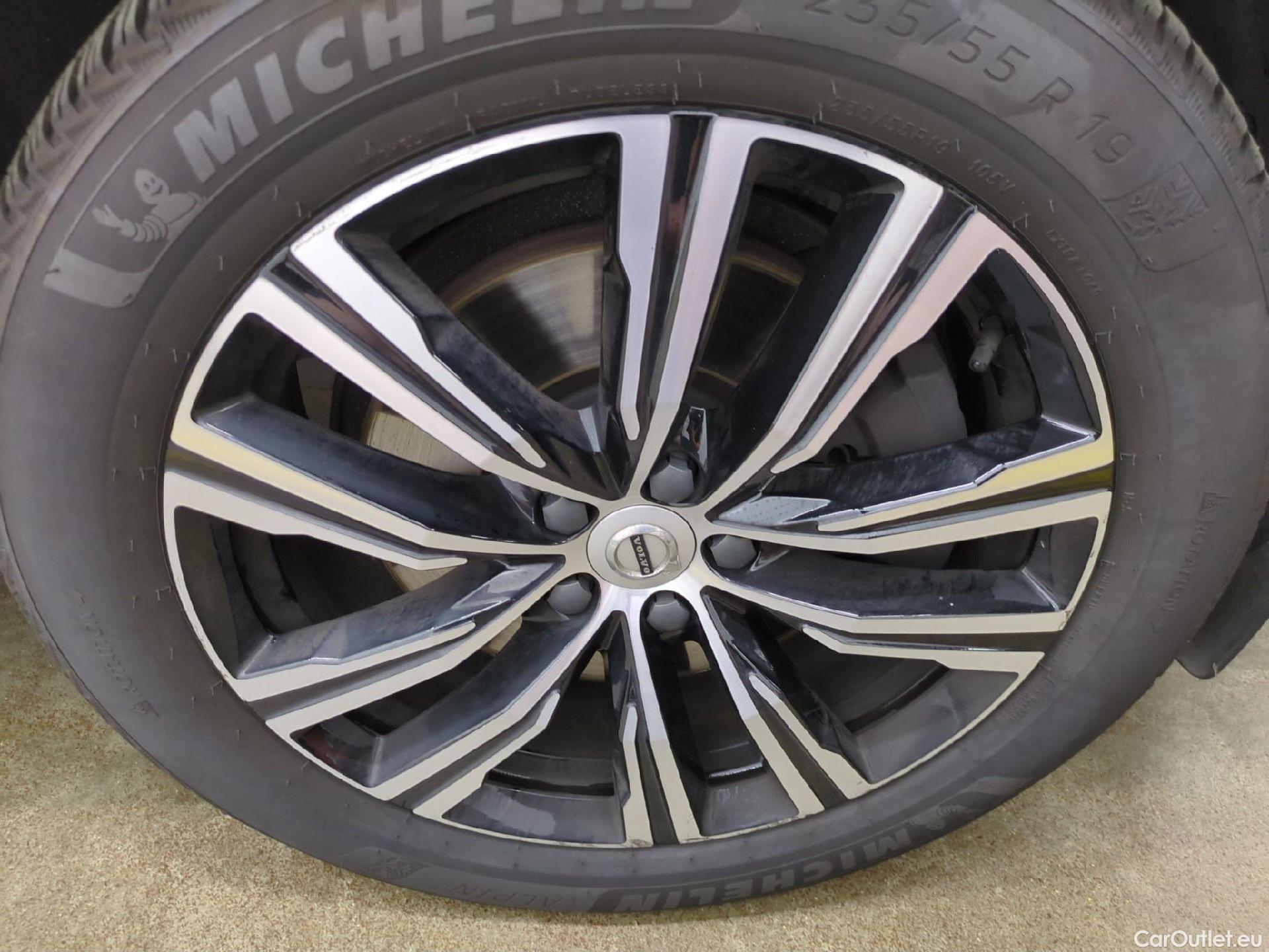  Volvo  XC60 VOLVO  / 2021 / 5P / SUV B4 AWD 197 Geartro 8 Inscrip Luxe #4