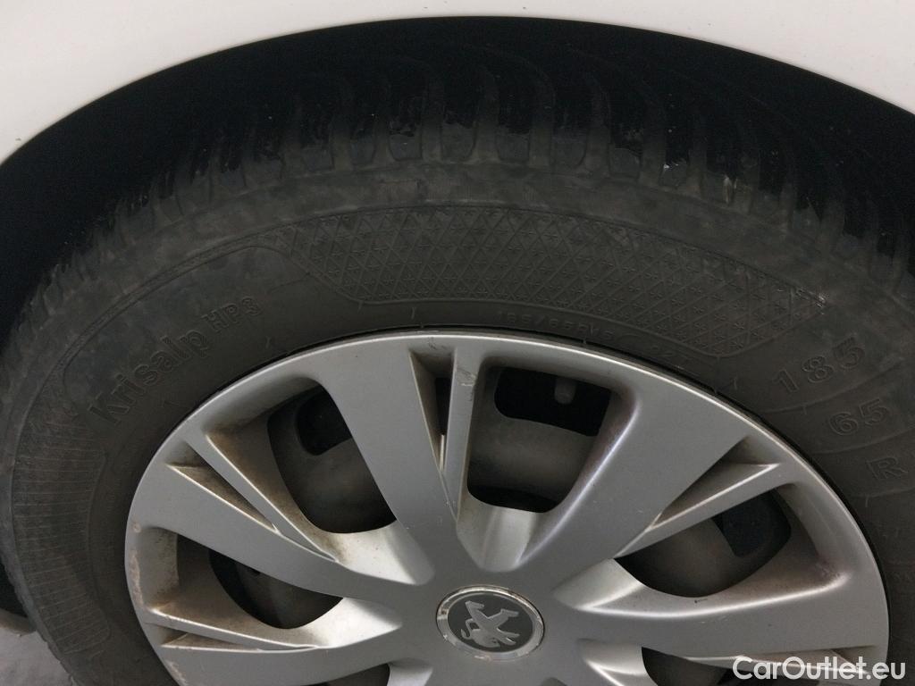  Peugeot  208 PEUGEOT  / 2019 / 5P / berlina con portón BlueHDi 73kW (100CV) Active #13