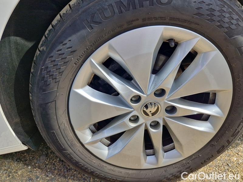  Skoda  Octavia  Lim. (NX3)(2020)  1.5TSI 110 Ambition 5d #2