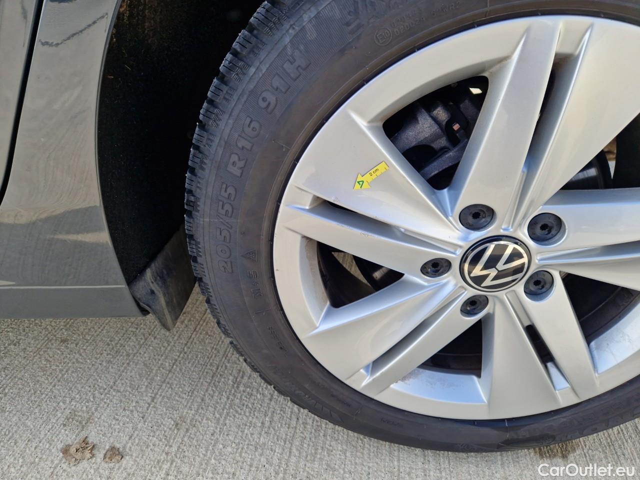  Volkswagen  Golf  Life 1.0 TSI #32
