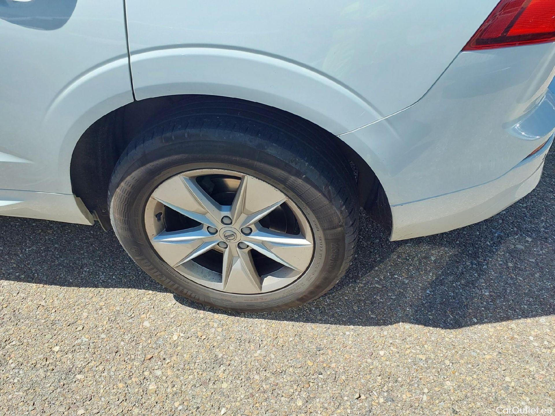  Volvo  XC60 VOLVO  / 5P / 2.0 B4 D Momentum Pro Auto 200 CV #7