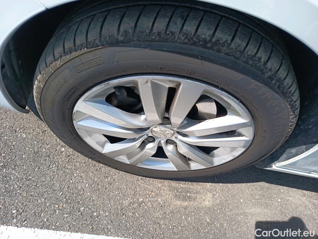  Peugeot  308 PEUGEOT  / 2017 / 5P / berlina con portón 5p Active Pack BlueHDi 130 S&S #9