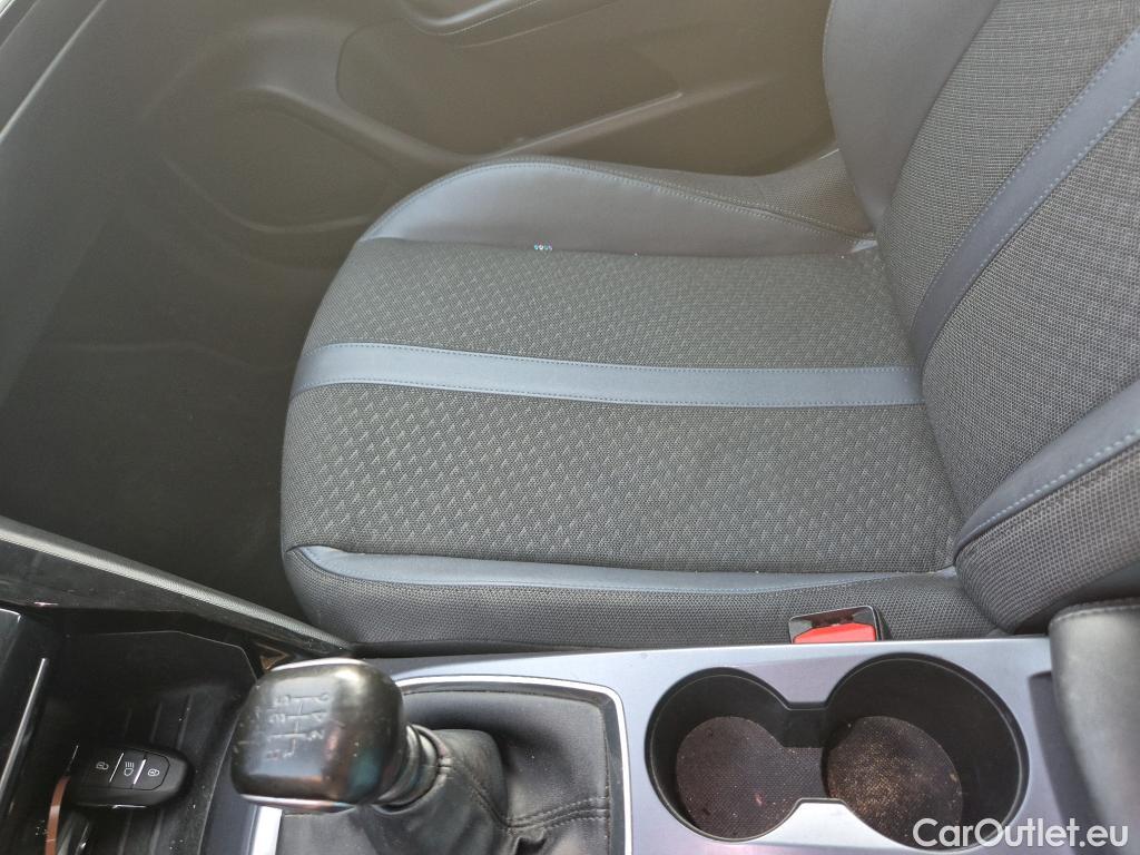  Peugeot  2008 PEUGEOT  / 2019 / 5P / todoterreno Allure BlueHDI 100 S&S BVM6 (AC) #21