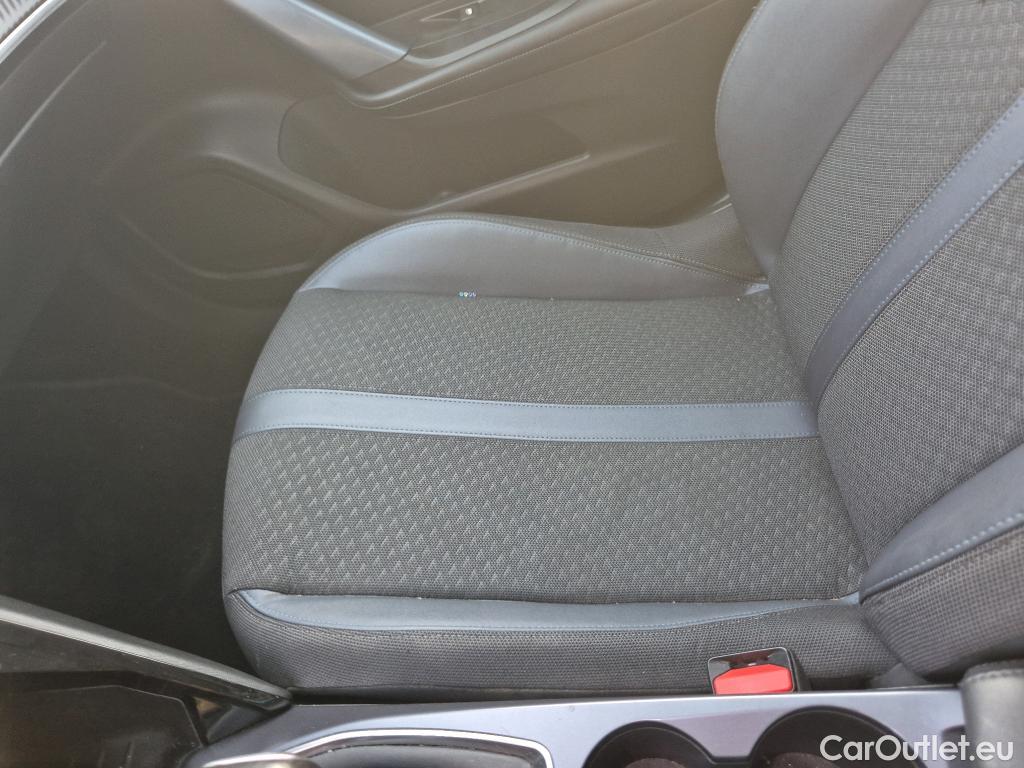  Peugeot  2008 PEUGEOT  / 2019 / 5P / todoterreno Allure BlueHDI 100 S&S BVM6 (AC) #8