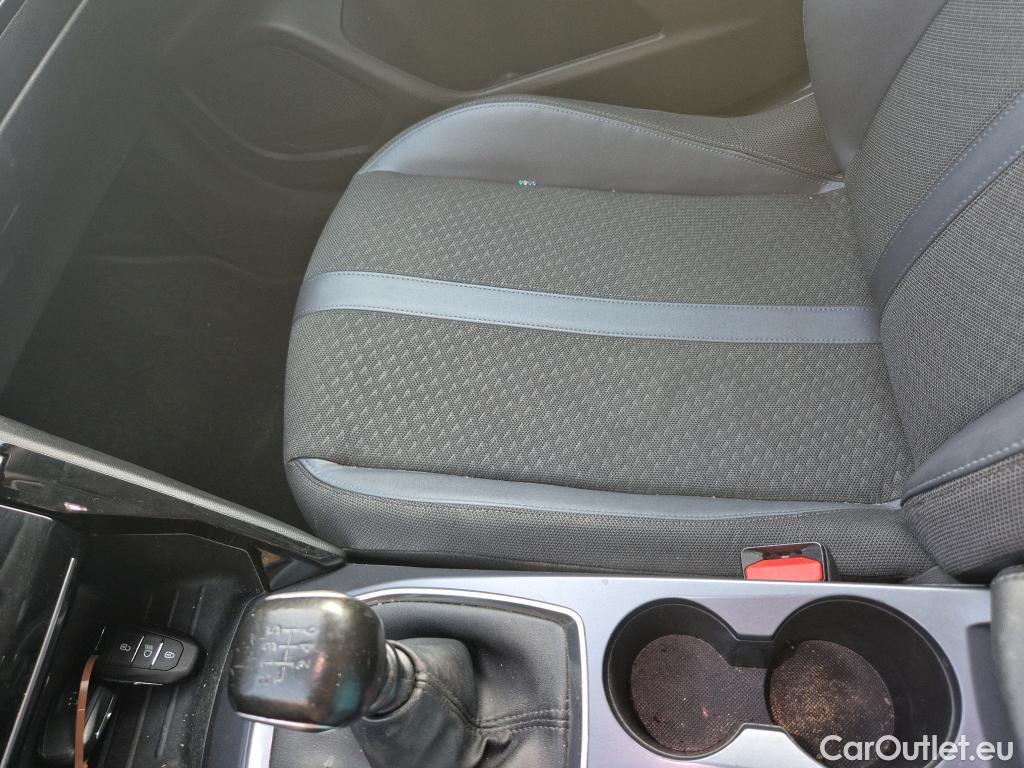  Peugeot  2008 PEUGEOT  / 2019 / 5P / todoterreno Allure BlueHDI 100 S&S BVM6 (AC) #9