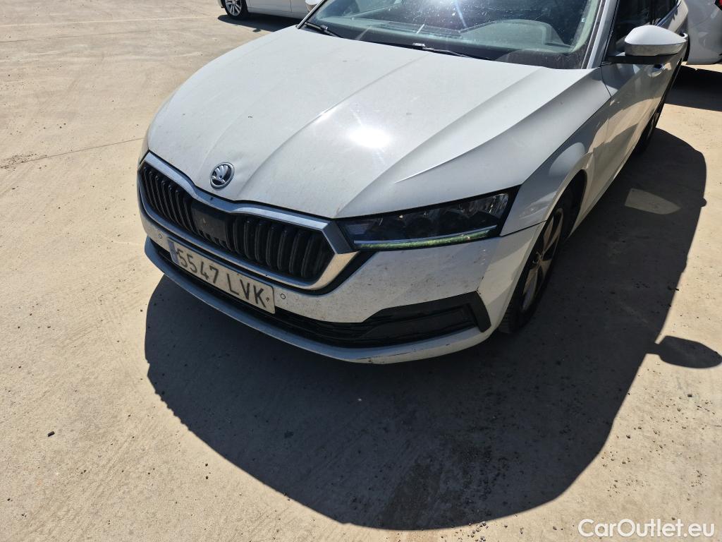  Skoda  Octavia SKODA  / 2020 / 5P / familiar Combi 1.0 TSI 81kW(110CV) DSG mHEV Ambi. #17