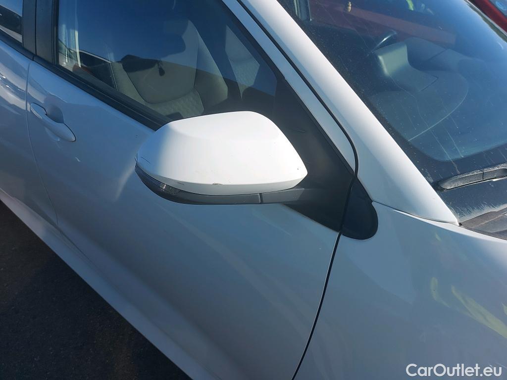  Toyota  Yaris TOYOTA  / 2020 / 5P / berlina con portón 1.5 120H Active Tech #36