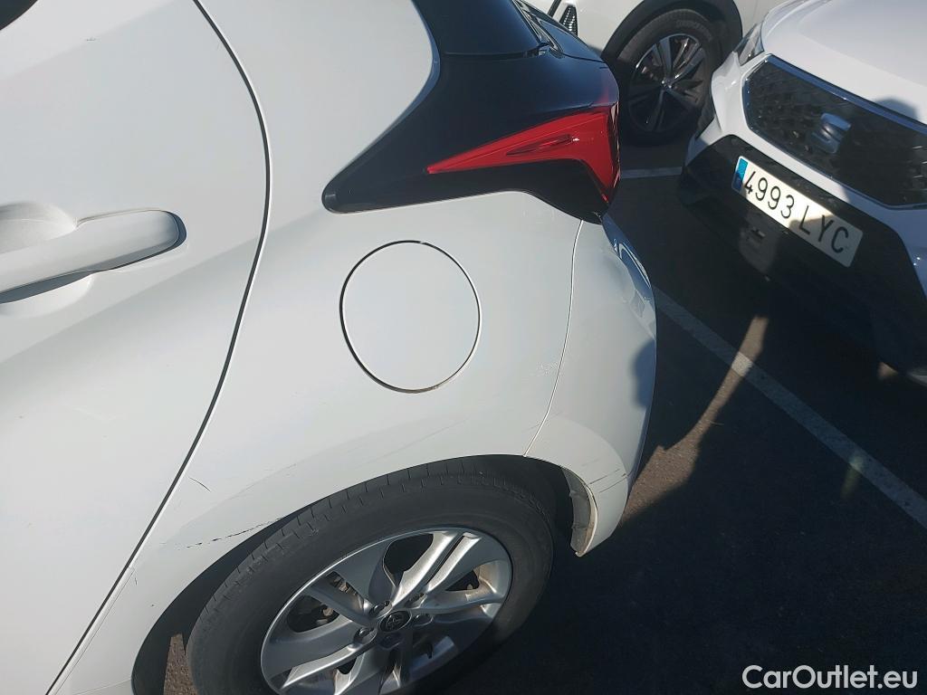  Toyota  Yaris TOYOTA  / 2020 / 5P / berlina con portón 1.5 120H Active Tech #34