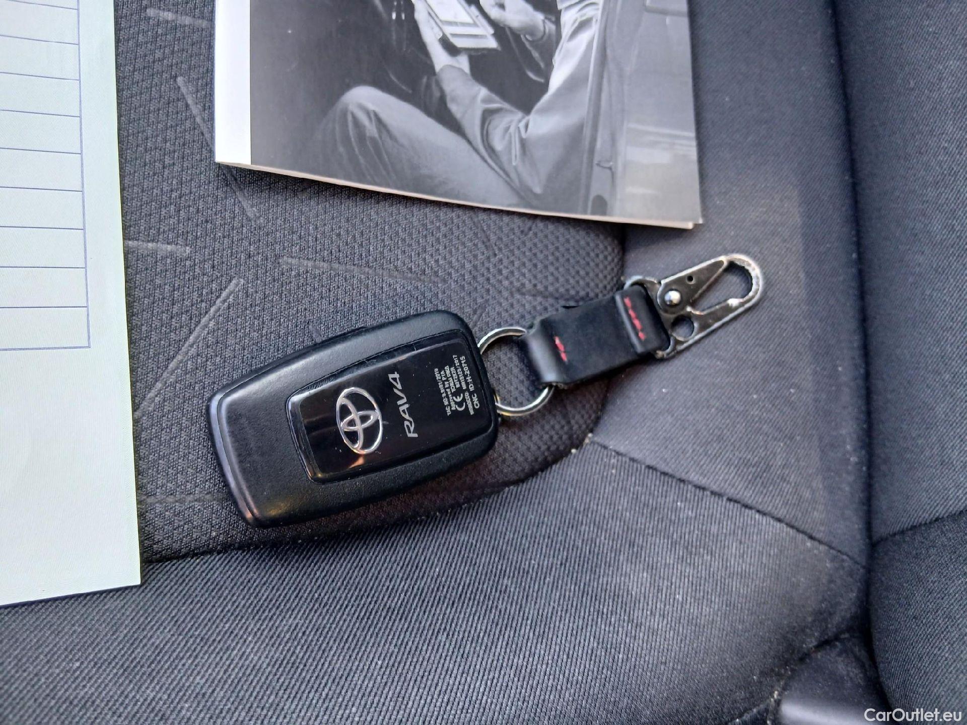  Toyota  RAV4 TOYOTA  / 2018 / 5P / todoterreno 2.5l 220H Advance #1