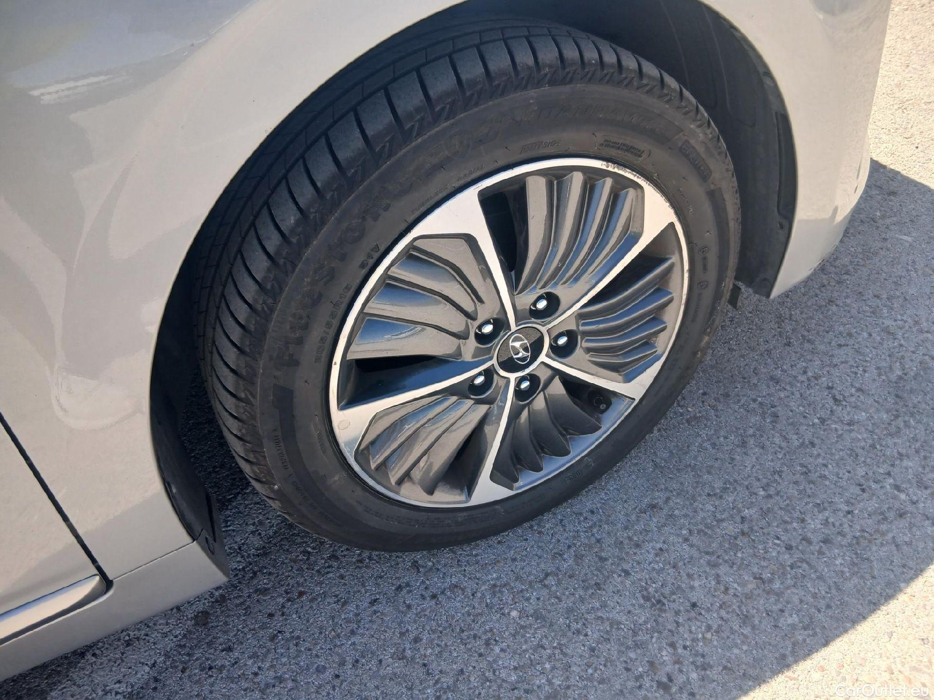  Hyundai   Ioniq HYUNDAI / 2019 / 5P / berlina con portón 1.6 GDI PHEV Tecno DCT #39