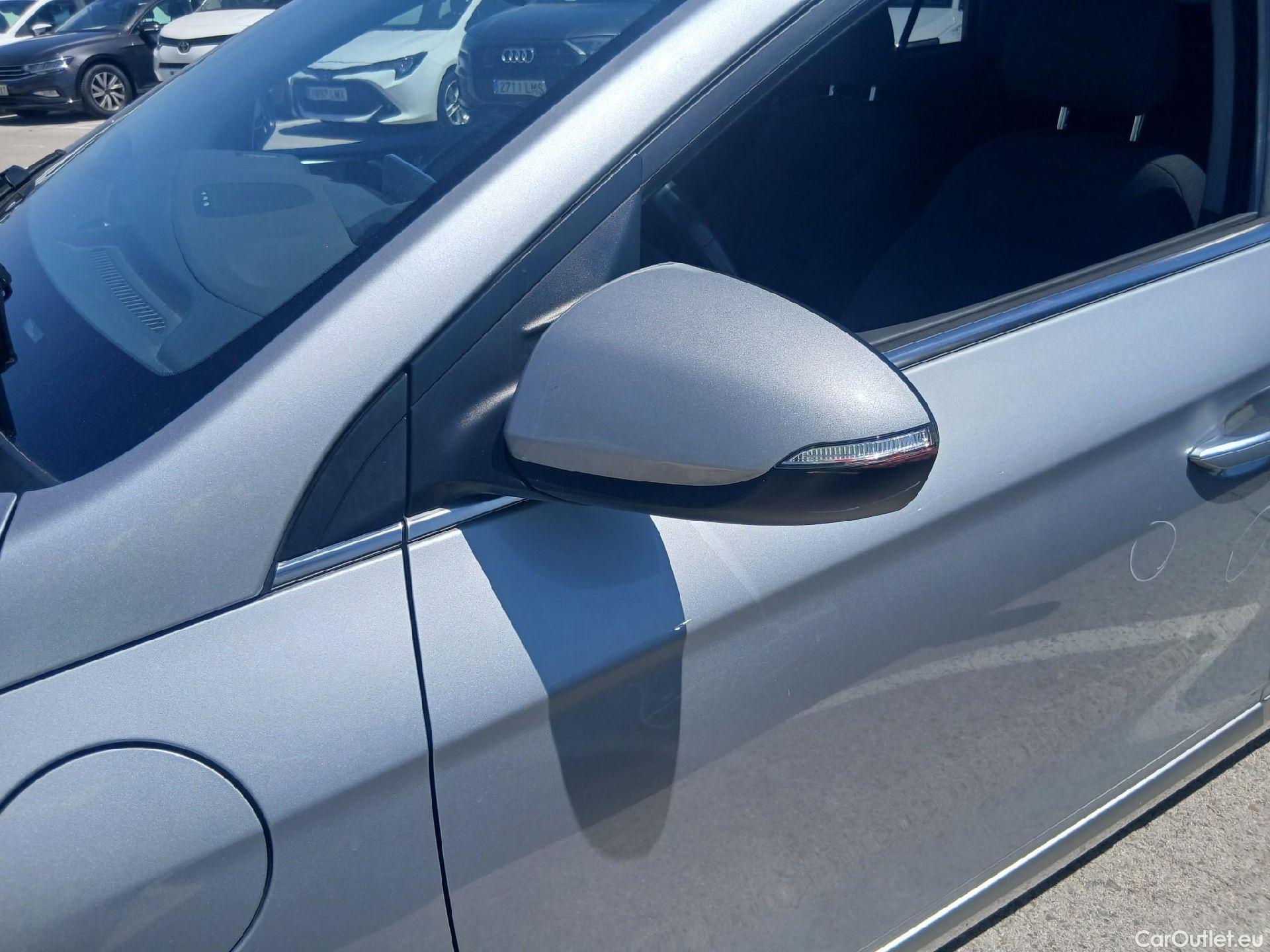  Hyundai   Ioniq HYUNDAI / 2019 / 5P / berlina con portón 1.6 GDI PHEV Tecno DCT #12