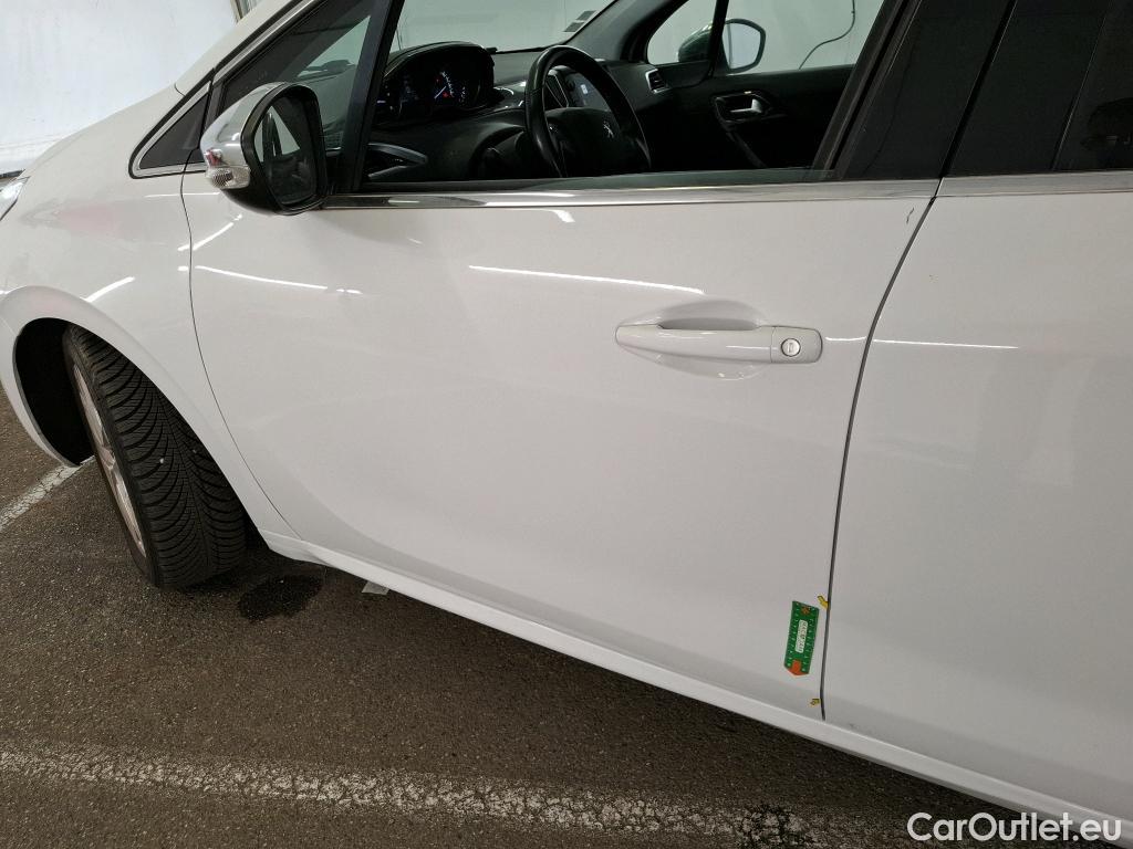  Peugeot  208 PEUGEOT  / 2015 / 5P / Berline &BLUEHDI 100 S&S ALLURE BUSINESS #33