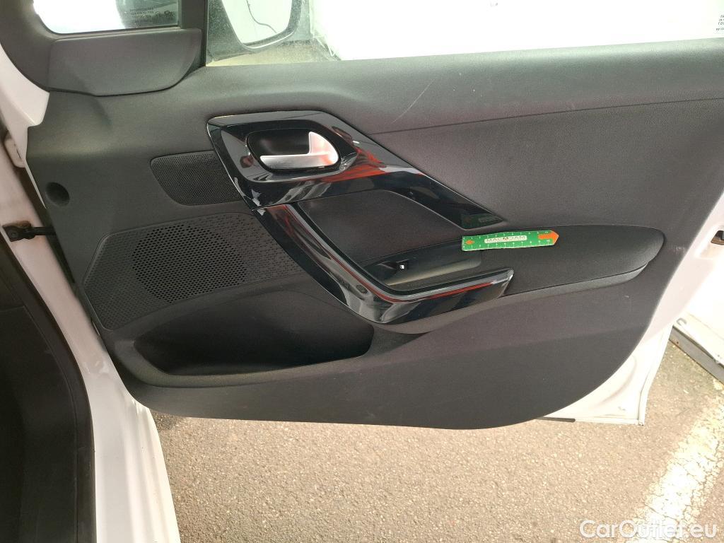  Peugeot  208 PEUGEOT  / 2015 / 5P / Berline &BLUEHDI 100 S&S ALLURE BUSINESS #61