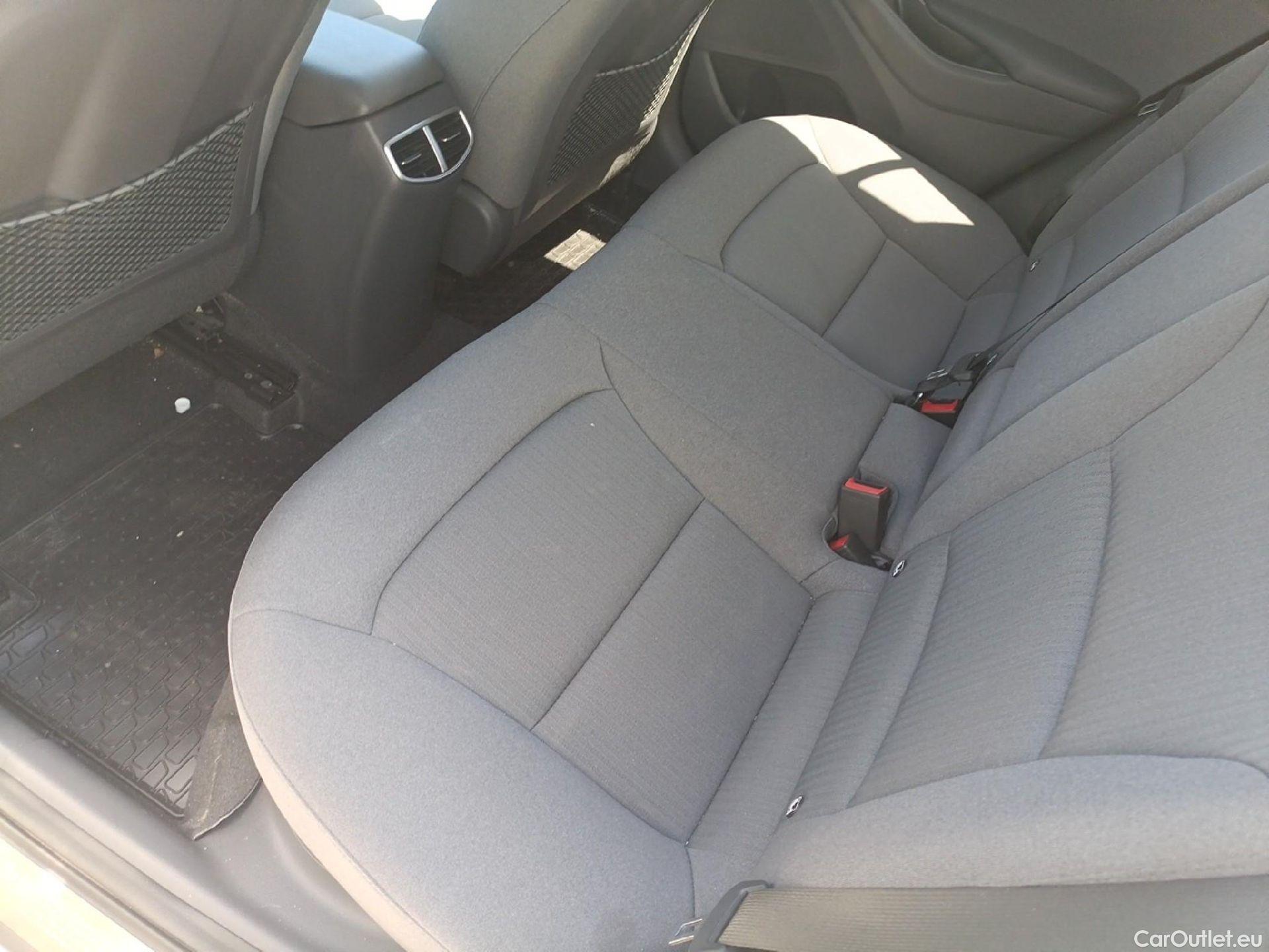  Hyundai   Ioniq HYUNDAI / 2019 / 5P / berlina con portón 1.6 GDI HEV Tecno DCT #1