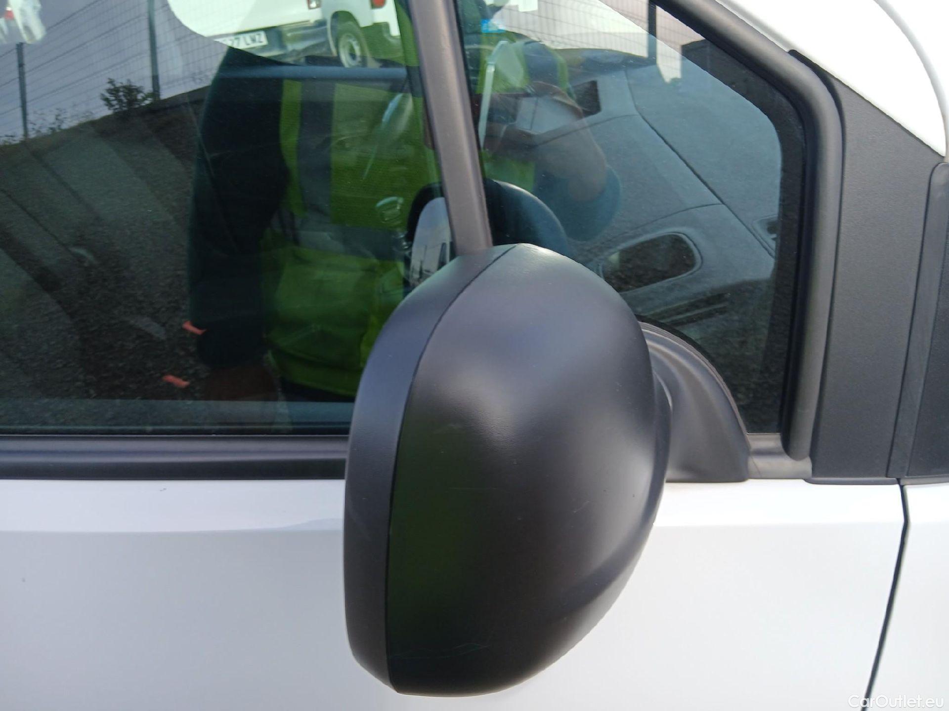  Citroen  Berlingo CITROEN  / 2018 / 4P / combi Talla M BlueHDi 100 S&S LIVE PACK BUSINE (AC) #32