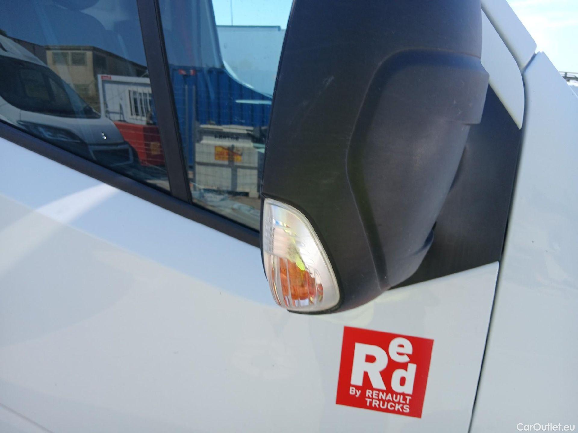  Renault  Master RENAULT TRUCKS UK  VU 4p 3G furgón RED EDITION L2H2 150CV MANUAL #29