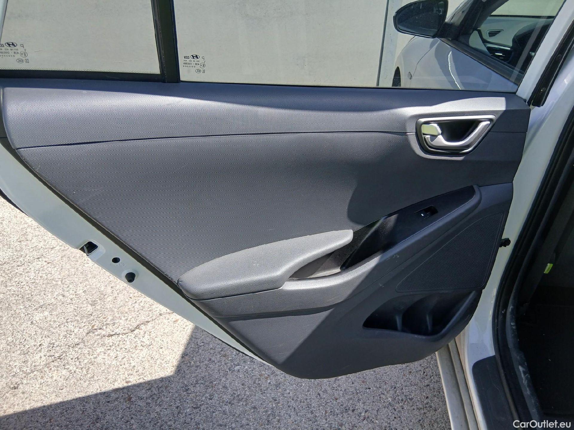  Hyundai   Ioniq HYUNDAI / 2016 / 5P / berlina con portón 1.6 GDI HEV Klass DCT #21