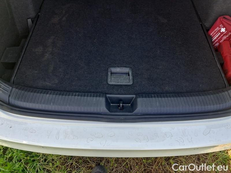  Volkswagen  Golf  VIII Variant (CG5) 2020 Var.2.0TDI 110 Style 5d #16
