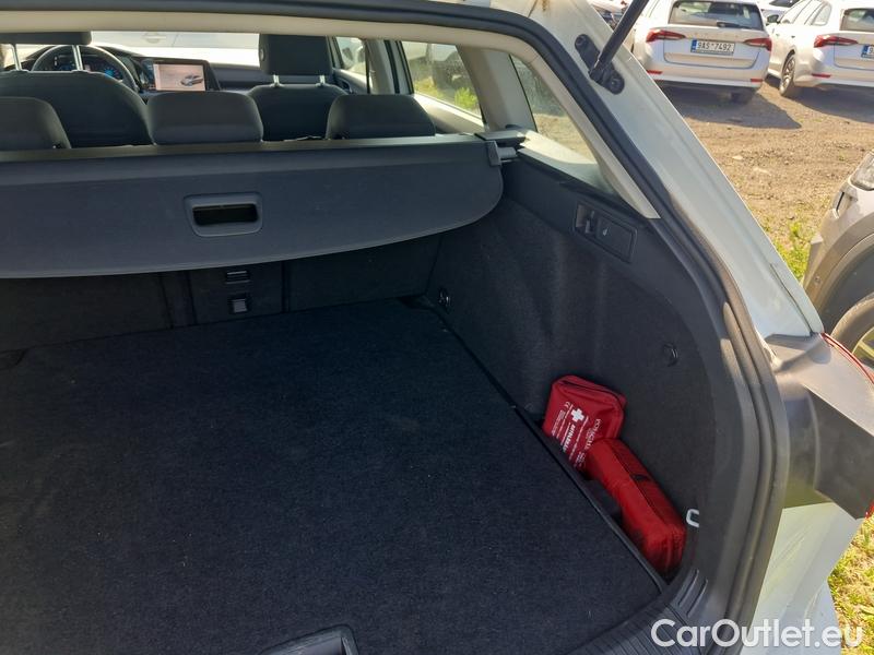  Volkswagen  Golf  VIII Variant (CG5) 2020 Var.2.0TDI 110 Style 5d #17