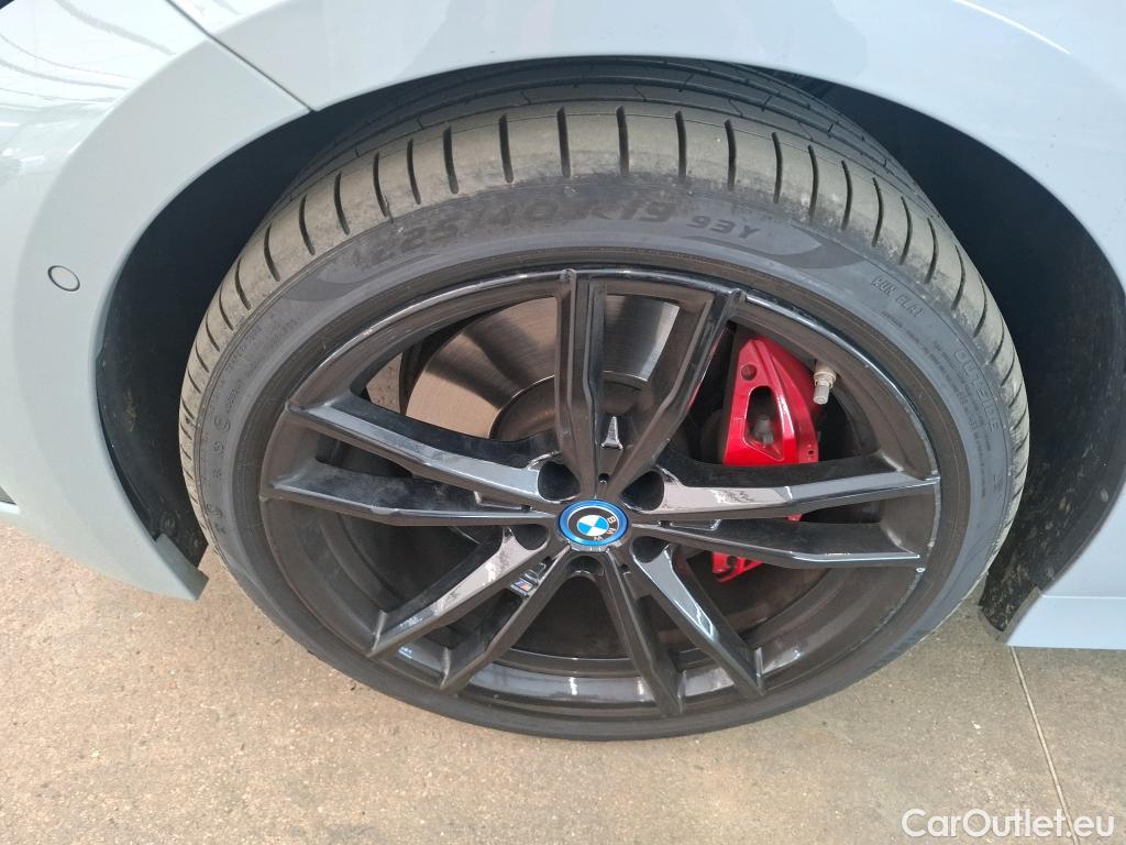  Bmw  Serie 3 BMW Série 3 Touring / 2022 / 5P / Break 320e 204ch M Sport BVA8 Hybride #16