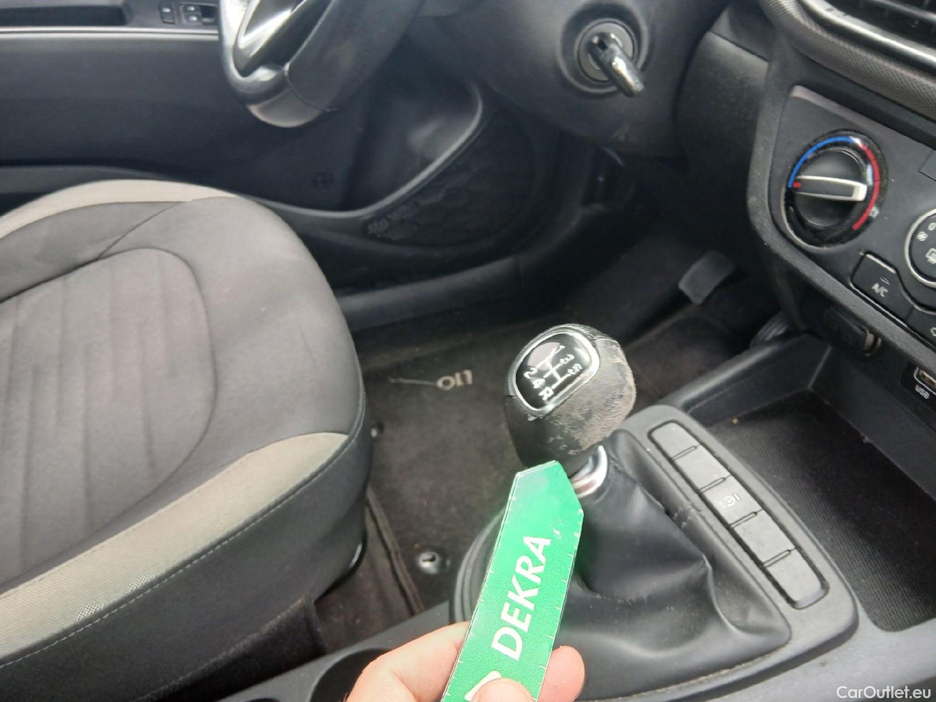 Hyundai  i10 HYUNDAI  / 5P / 1.0 Klass 67 CV #19