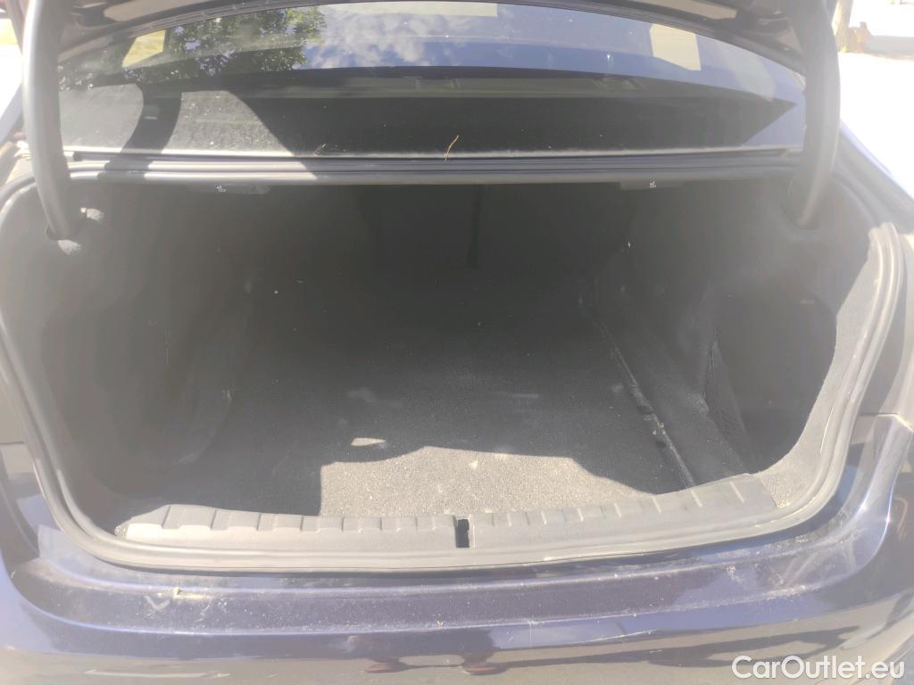  Bmw  Serie 3 BMW  / 2018 / 4P / sedán 318d Auto. #15