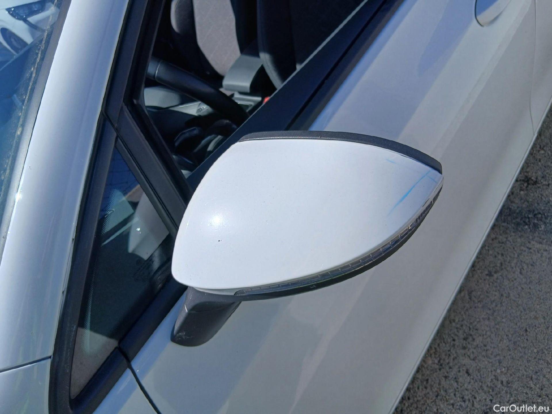  Volkswagen  Golf  VOLKSWAGEN / 5P / Life 1.0 eTSI 110 CV DSG #8
