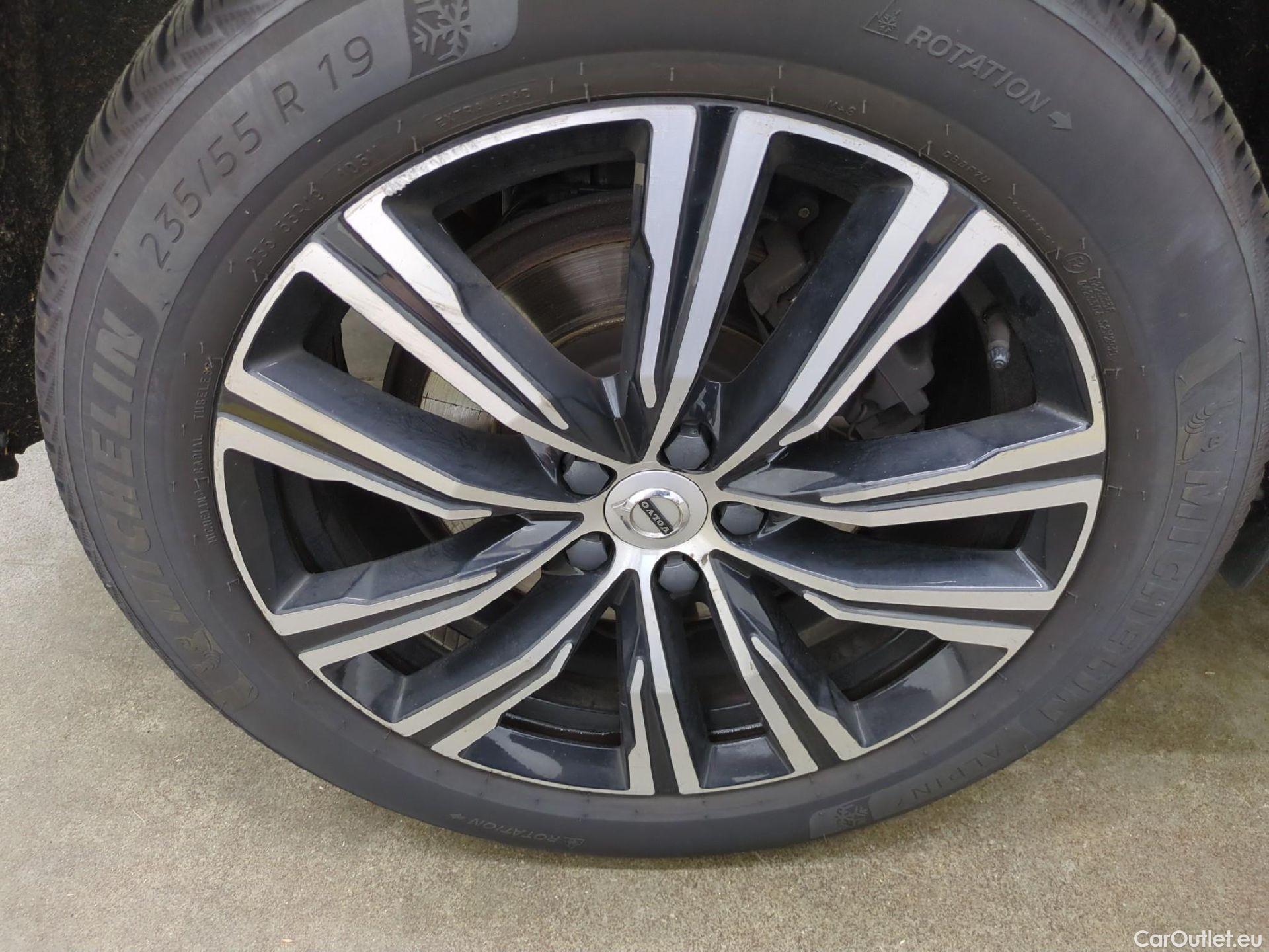  Volvo  XC60 VOLVO  / 2021 / 5P / SUV B4 AWD 197 Geartro 8 Inscrip Luxe #13
