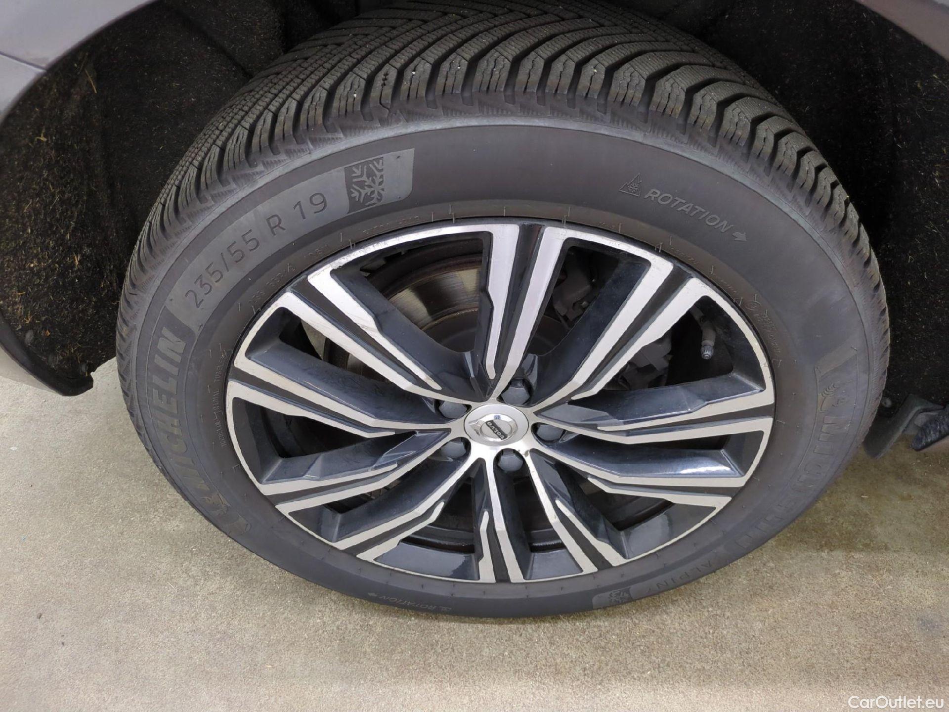  Volvo  XC60 VOLVO  / 2021 / 5P / SUV B4 AWD 197 Geartro 8 Inscrip Luxe #12