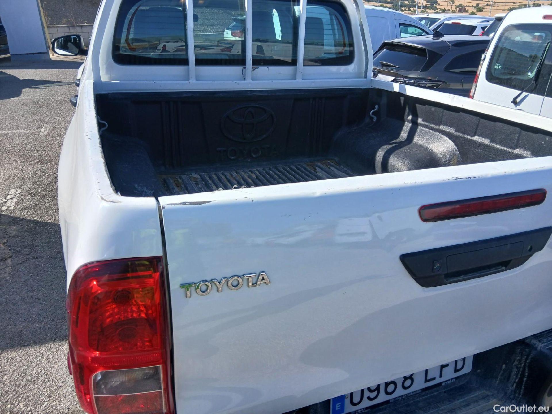  Toyota  Hilux TOYOTA  / 2016 / 4P / pickup 2.4 D-4D Cabina Doble GX #26