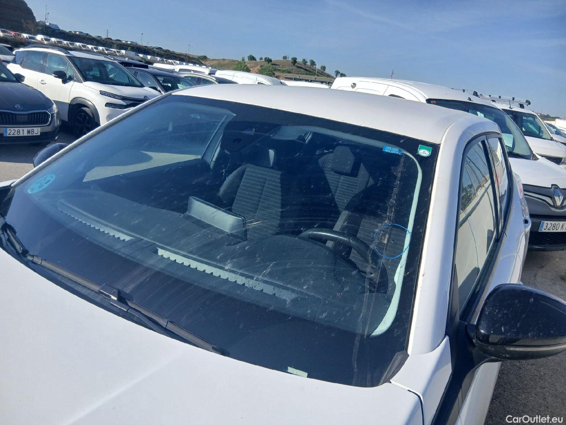  Peugeot  2008 PEUGEOT  / 2019 / 5P / todoterreno Active BlueHDI 81kW (110CV) #23