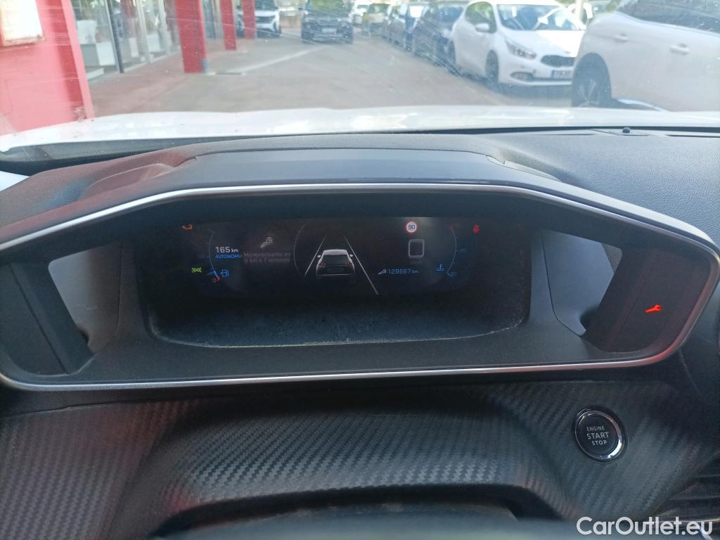  Peugeot  2008 PEUGEOT  / 2019 / 5P / todoterreno Allure BlueHDI 100 S&S BVM6 #17
