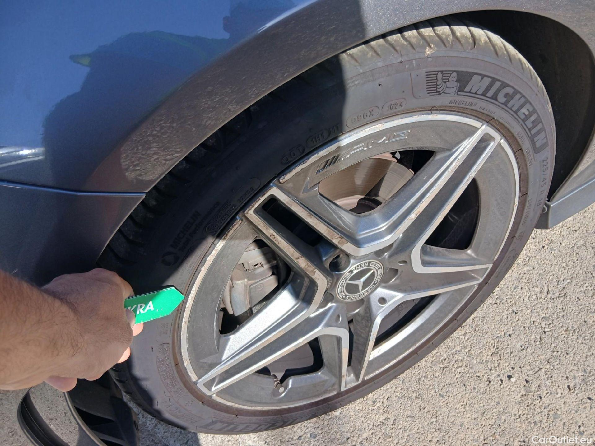  Mercedes  CLA-Klasse MERCEDES-BENZ CLA / 2019 / 4P / coupé CLA 180 #3