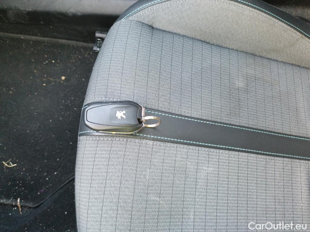  Peugeot  2008 PEUGEOT  / 2019 / 5P / todoterreno Allure Pack Puretech 130 S&S EAT8 (AC2) #1