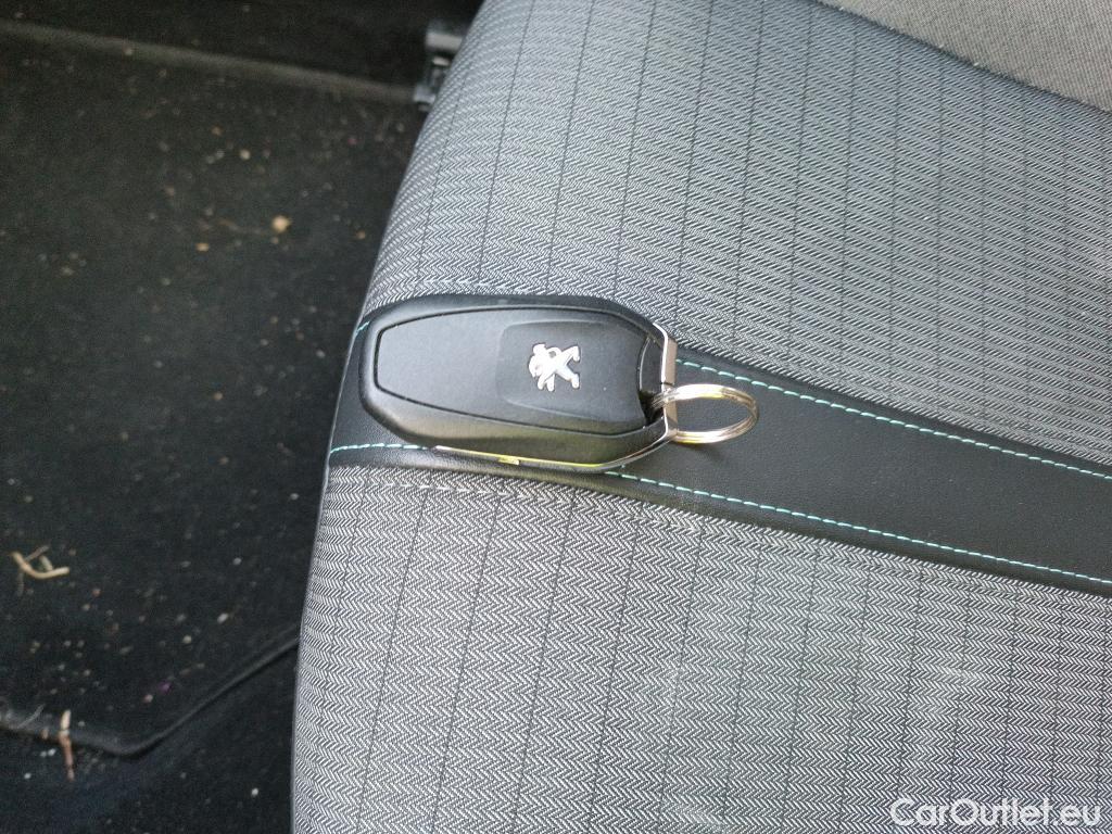  Peugeot  2008 PEUGEOT  / 2019 / 5P / todoterreno Allure Pack Puretech 130 S&S EAT8 (AC2) #2