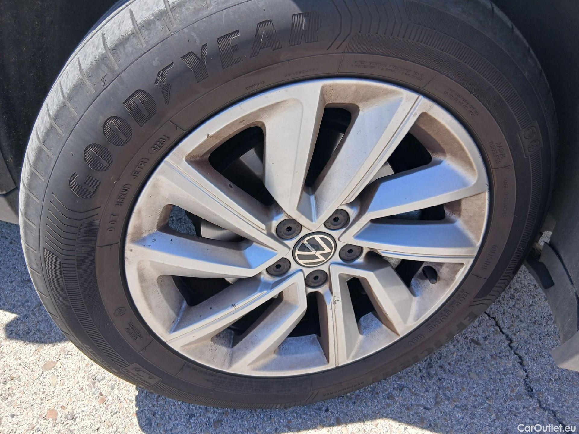  Volkswagen  T-CROSS VOLKSWAGEN  / 2018 / 5P / todoterreno Advance 1.0 TSI 70kW (95CV) (AC3) #23