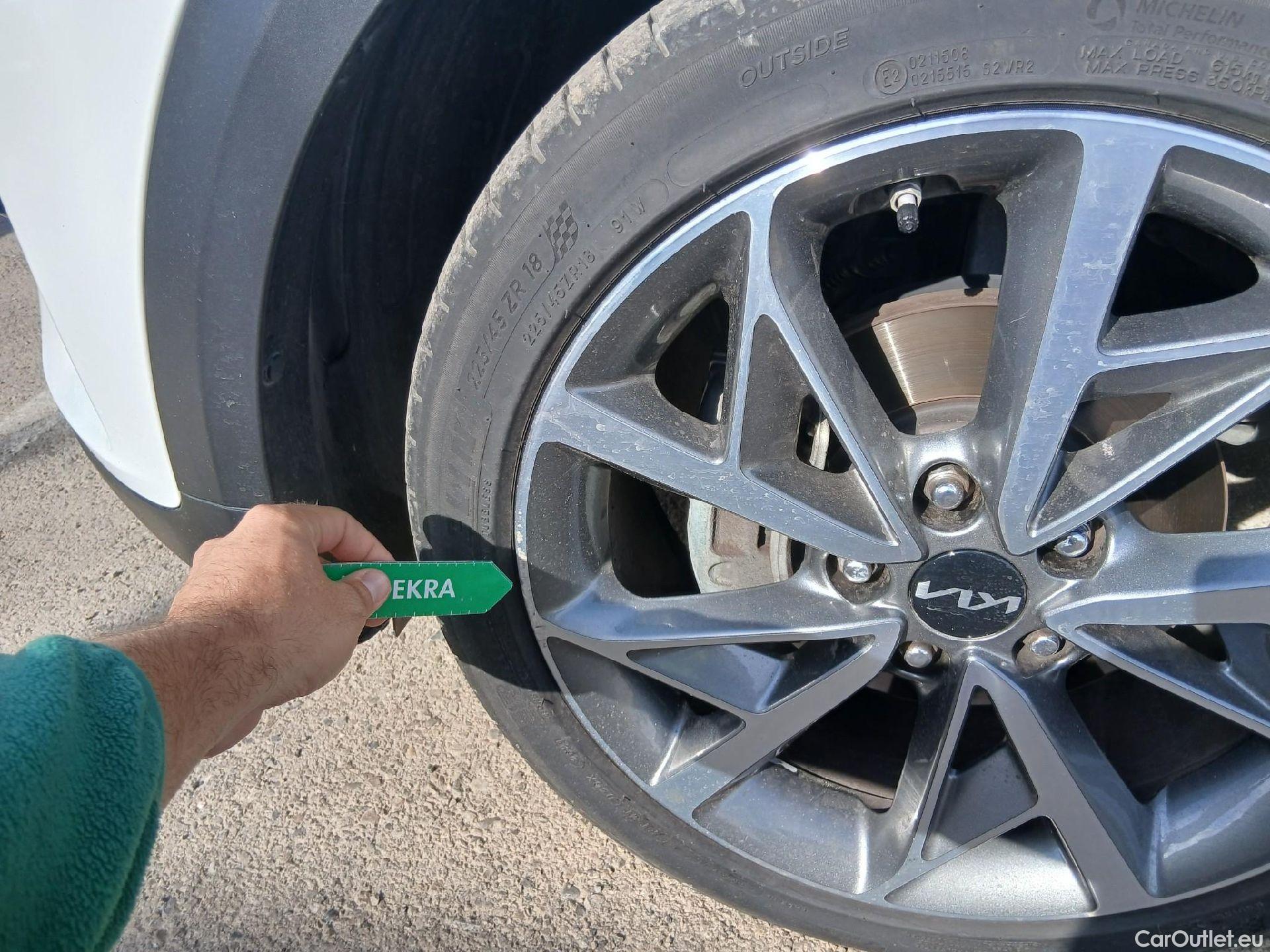  KIA  Niro KIA  / 2019 / 5P / crossover 1.6 GDi HEV 104kW (141CV) Emotion #6