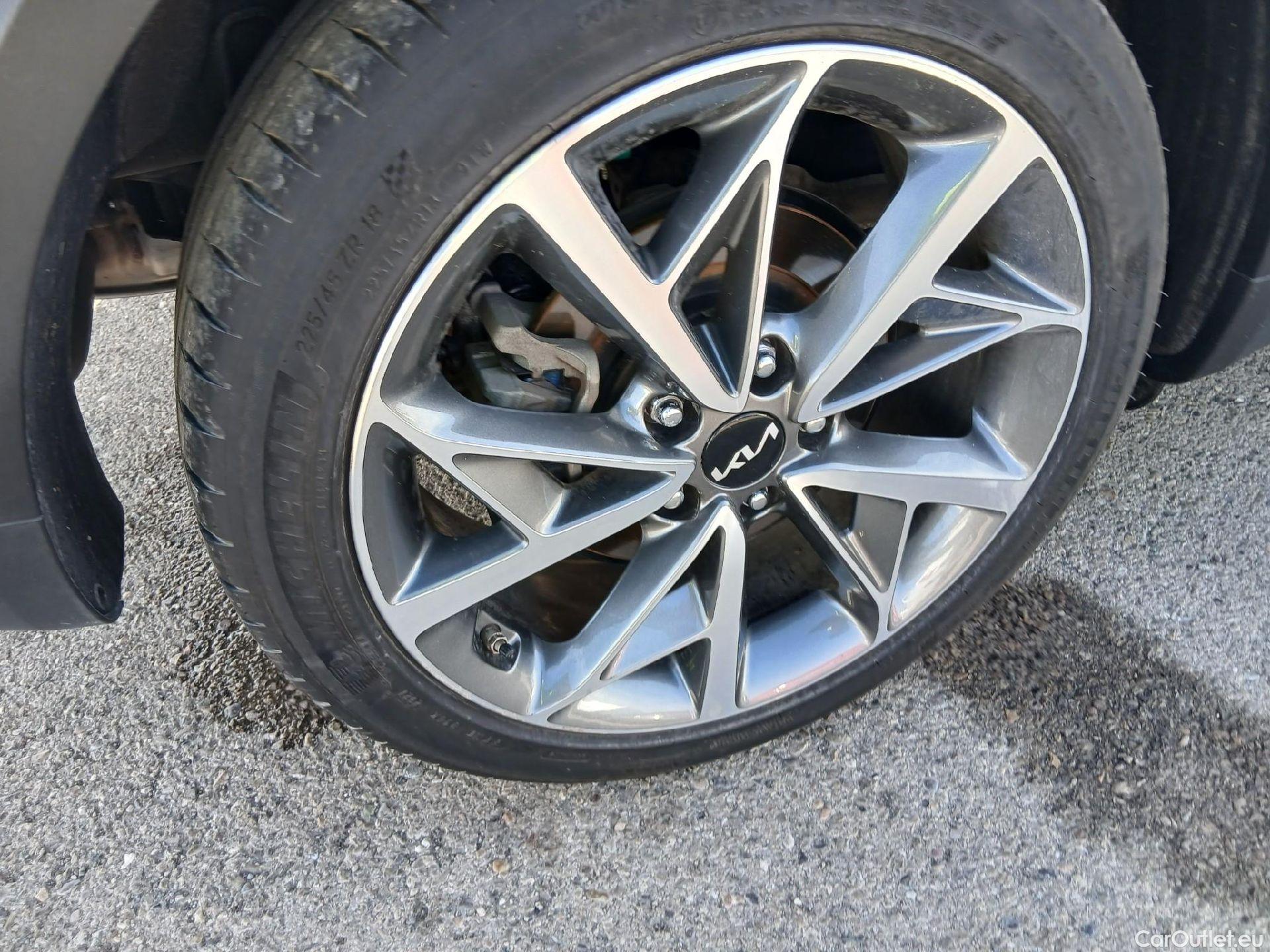  KIA  Niro KIA  / 2019 / 5P / crossover 1.6 GDi HEV 104kW (141CV) Emotion #14