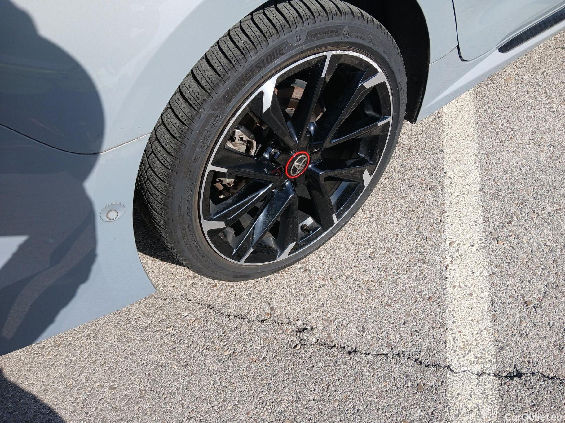  Toyota  Corolla TOYOTA  / 2019 / 5P / familiar 2.0 180H GR-SPORT E-CVT TOURING SPORT #24