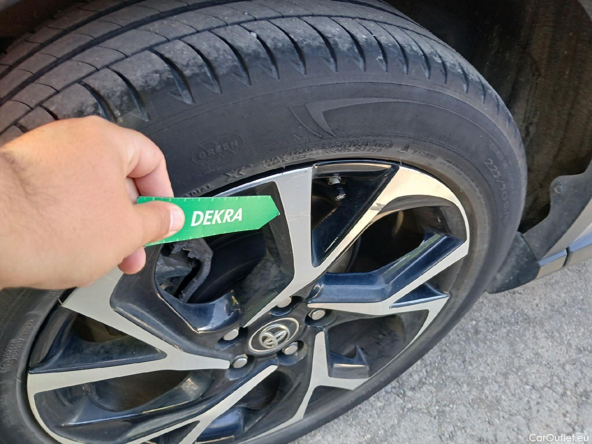  Toyota  C-HR TOYOTA  / 2016 / 5P / todoterreno 1.8 125H Advance (CX) #36