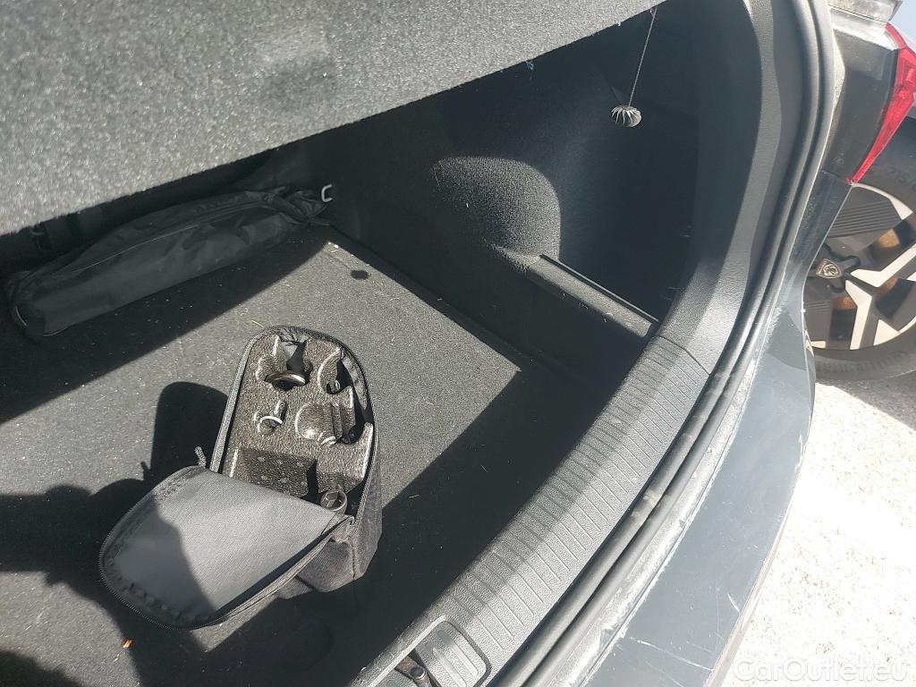  Volkswagen  Tiguan VOLKSWAGEN  / 2020 / 5P / todoterreno Urban Sport 2.0 TDI 110kW (150CV) DSG #4
