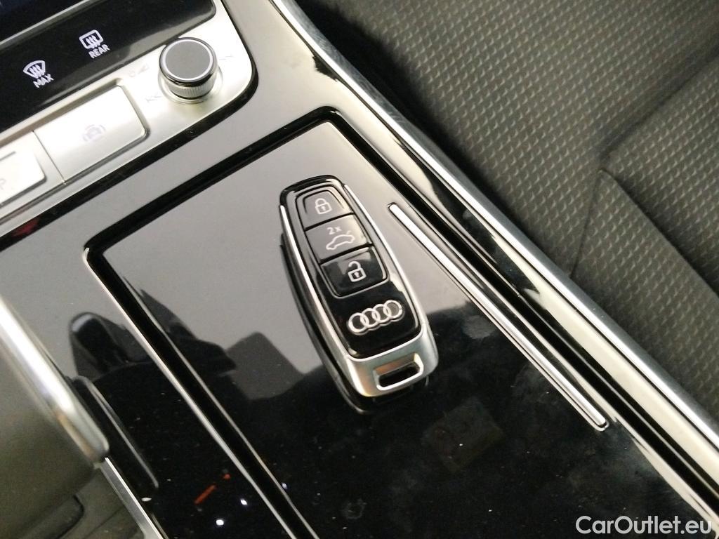  Audi  Q8 AUDI  / 2023 / 5P / todoterreno Black line 55 TFSIe 290kW quattro tiptro (AC) #2