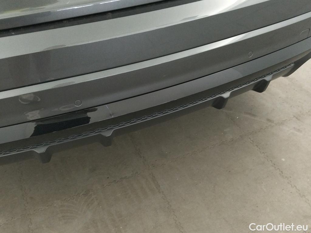  Audi  Q8 AUDI  / 2023 / 5P / todoterreno Black line 55 TFSIe 290kW quattro tiptro (AC) #5