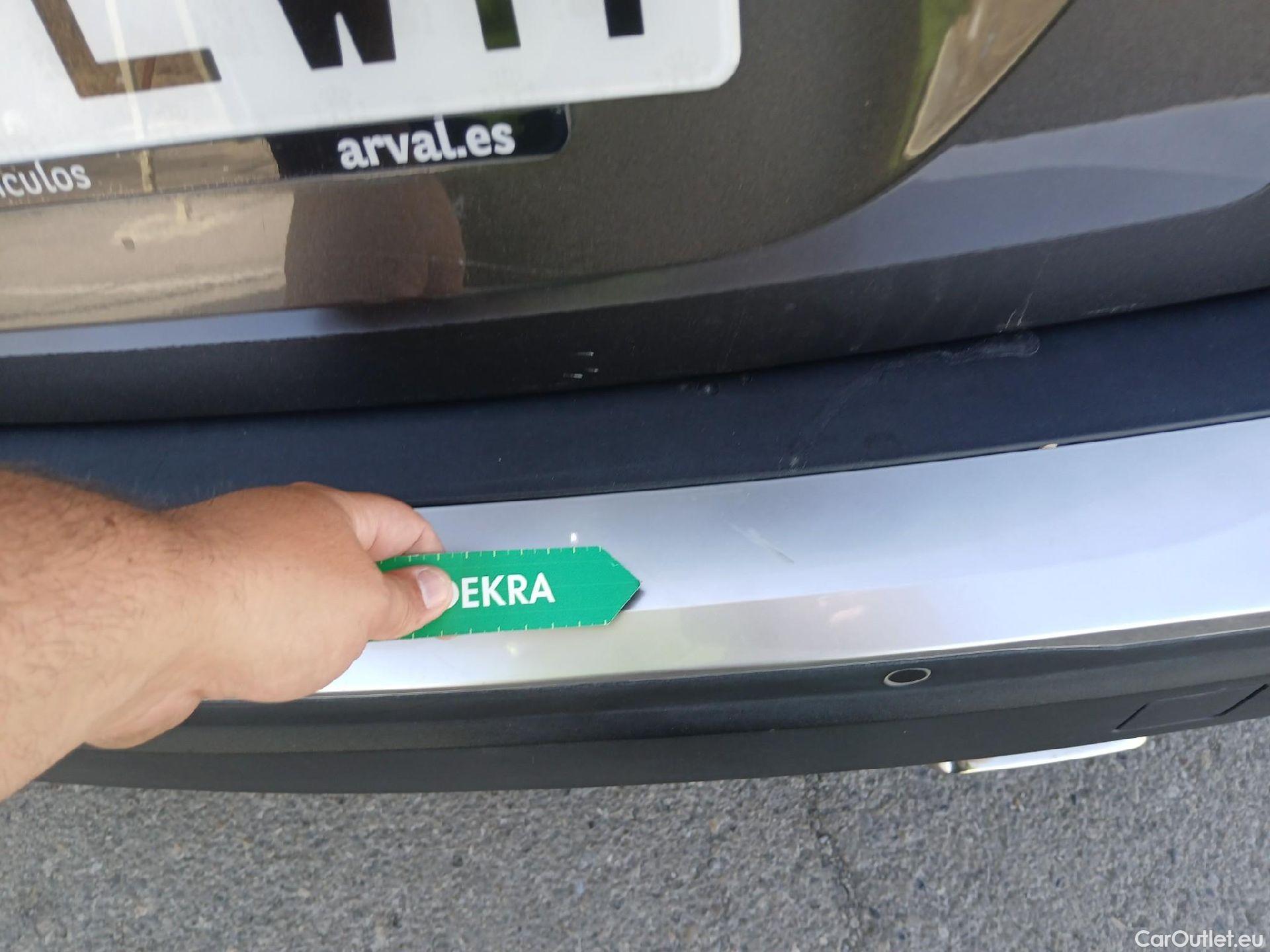  Peugeot  2008 PEUGEOT  / 2019 / 5P / todoterreno Allure Pack Puretech 130 S&S EAT8 (CM2) #35