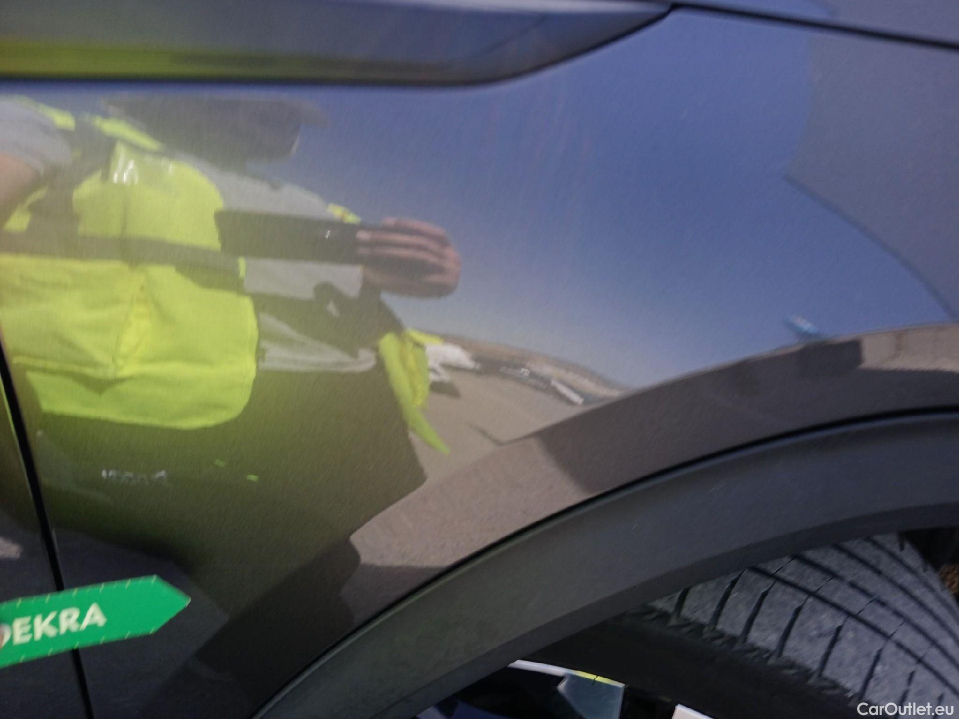  Peugeot  2008 PEUGEOT  / 2019 / 5P / todoterreno Allure Pack Puretech 130 S&S EAT8 (CM2) #48