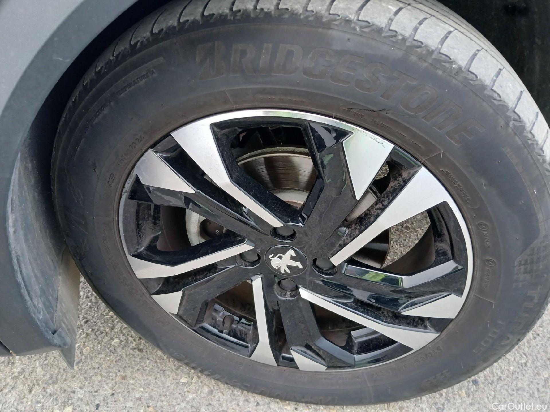  Peugeot  2008 PEUGEOT  / 2019 / 5P / todoterreno Allure Pack Puretech 130 S&S EAT8 (CM2) #15